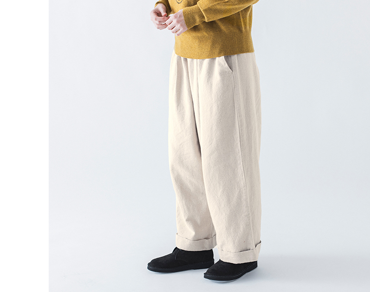 コットンリネン起毛ツイルタックワイドパンツ（ナチュラル）の裾ディテール