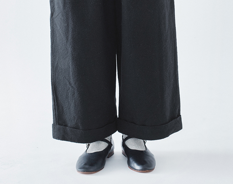 コットンリネン起毛ツイルタックワイドパンツ（ブラック）の裾ディテール