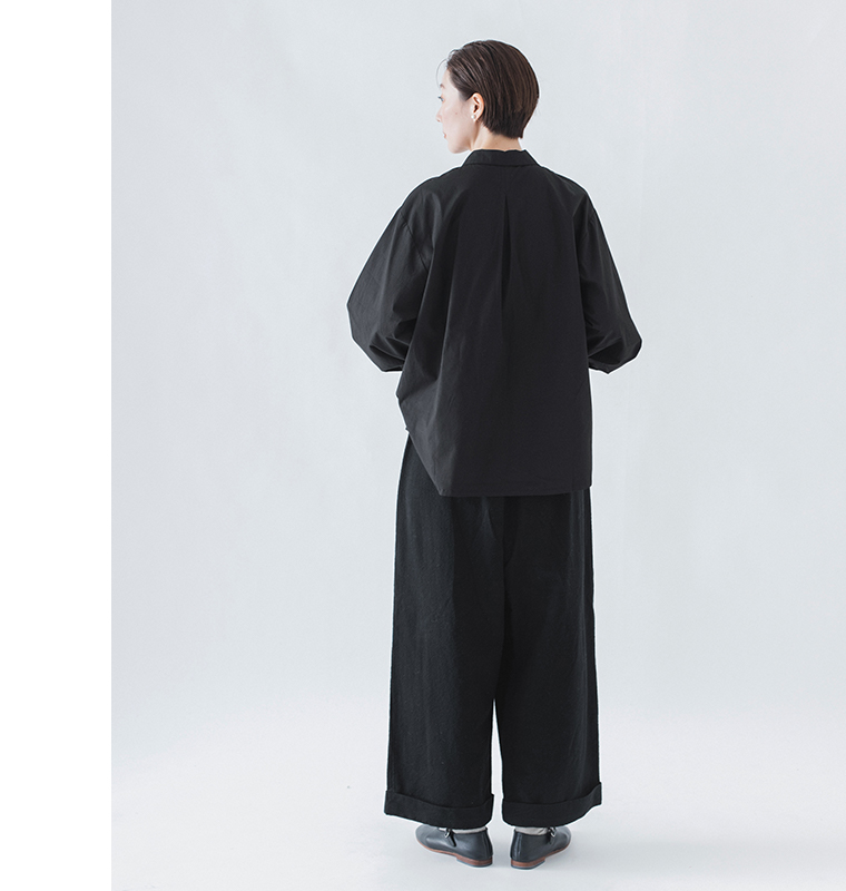 コットンリネン起毛ツイルタックワイドパンツ（ブラック）のバックシルエット