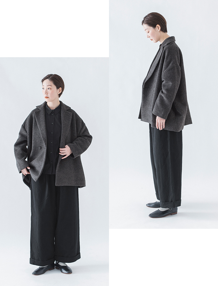 コットンリネン起毛ツイルタックワイドパンツ（ブラック）をジャケットに合わせたコーディネート