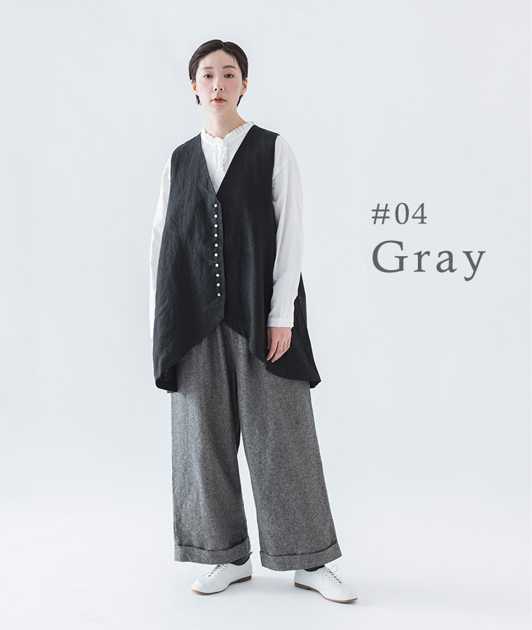 コットンリネン起毛ツイルタックワイドパンツ（グレー）を着た女性の正面コーディネート