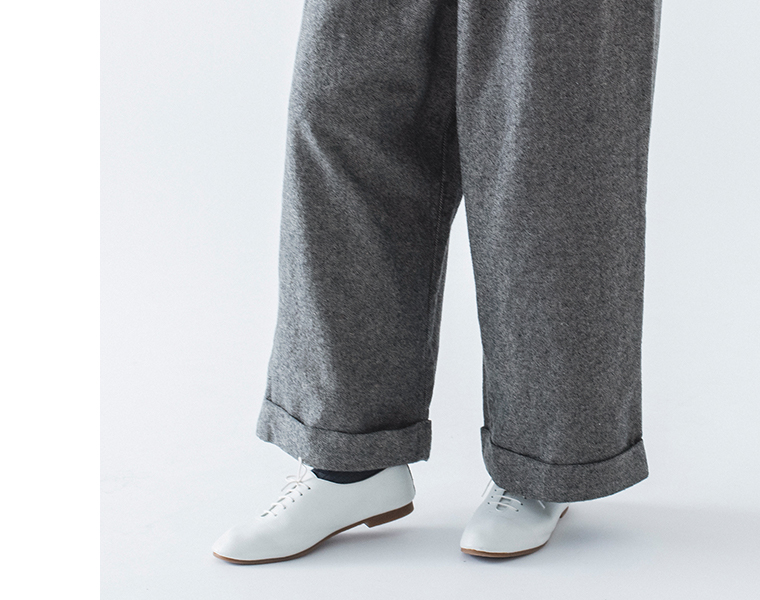 コットンリネン起毛ツイルタックワイドパンツ（グレー）の裾デザイン