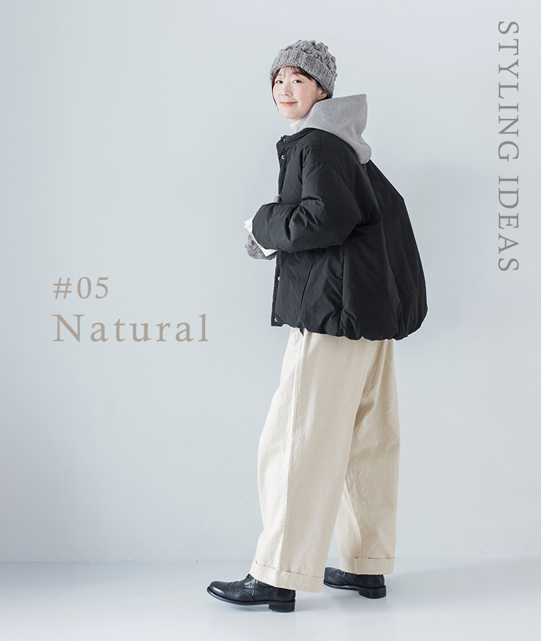 コットンリネン起毛ツイルタックワイドパンツ（ナチュラル）を着た女性のサイドコーディネート