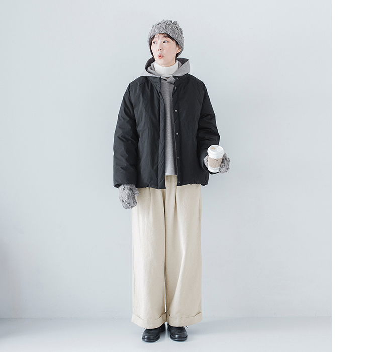 コットンリネン起毛ツイルタックワイドパンツ（ナチュラル）を着た女性の正面コーディネート