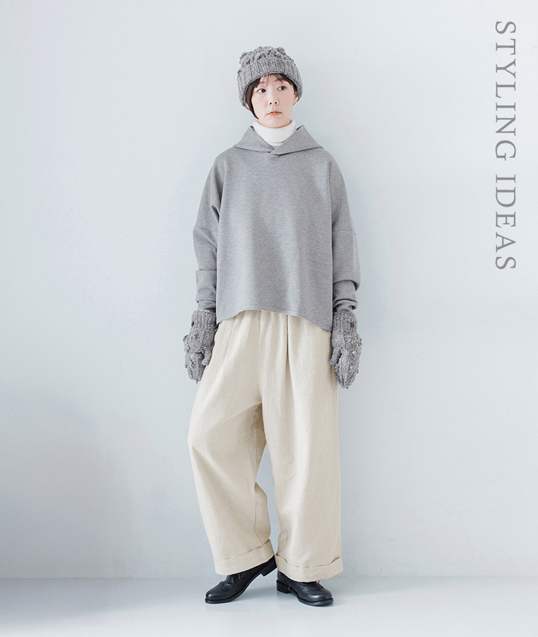 コットンリネン起毛ツイルタックワイドパンツ（ナチュラル）を着た女性の正面スタイル