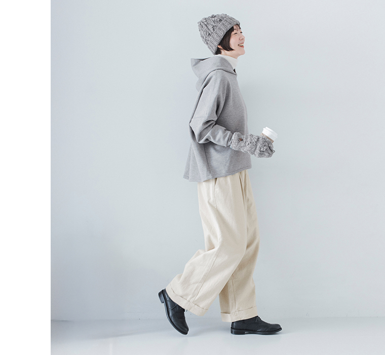 コットンリネン起毛ツイルタックワイドパンツ（ナチュラル）を着た女性のサイドスタイル