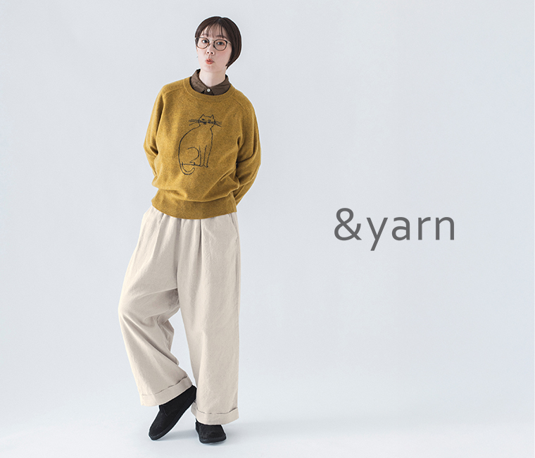 &yarnのコットンリネン起毛ツイルタックワイドパンツ（ナチュラル）を着た女性の正面コーディネート