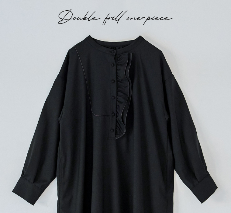 ダブルフリルワンピース（ブラック）をハンガーに掛けた商品画像