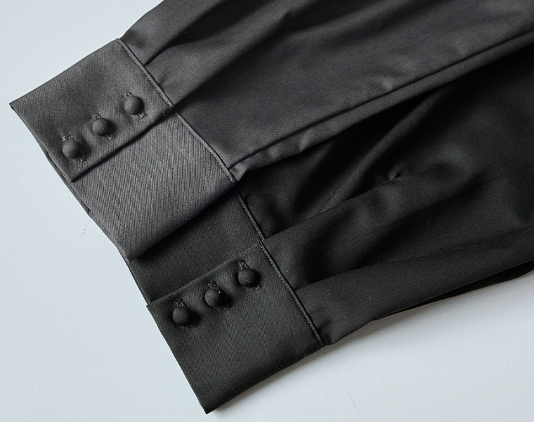 ダブルフリルワンピースの袖口のカフスディテール（チャコールとブラック）