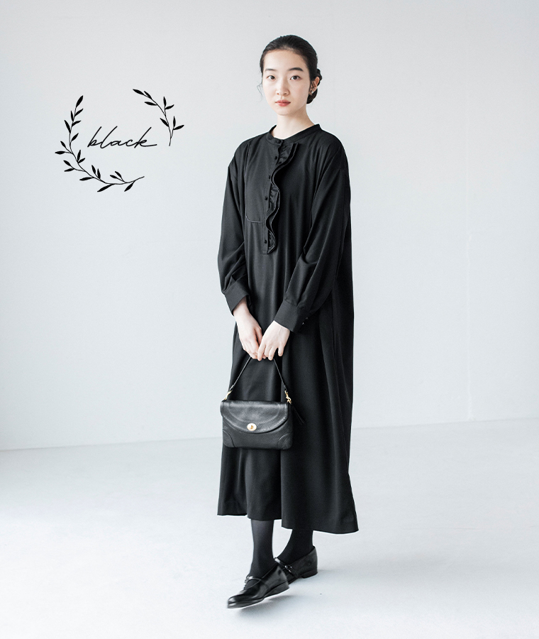 ダブルフリルワンピース（ブラック）をバッグと合わせた正面コーディネート