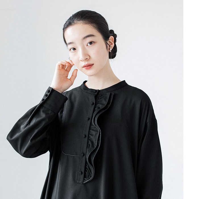 ダブルフリルワンピース（ブラック）の前立て部分のフリルディテール