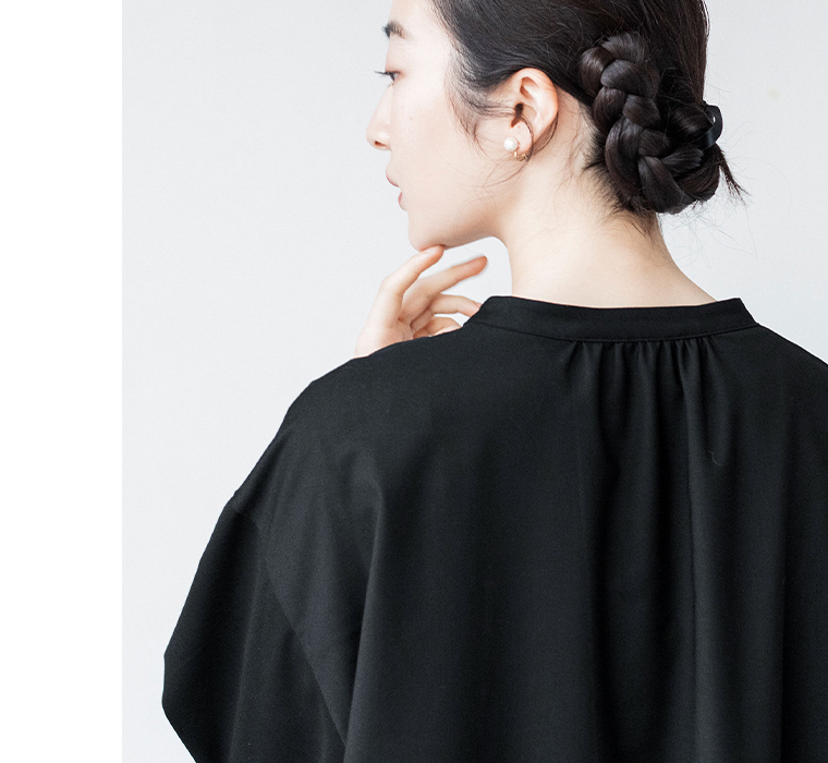 ダブルフリルワンピース（ブラック）の後ろ姿