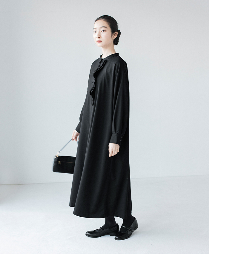 ダブルフリルワンピース（ブラック）を着用した斜め横向きの全身コーディネート画像