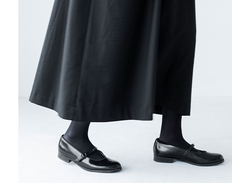 ダブルフリルワンピース（ブラック）を着用した斜め横向きの裾より画像