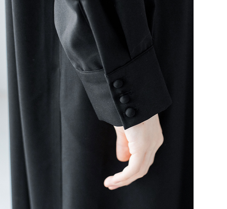 ダブルフリルワンピース（ブラック）を着用した横向き袖口アップ画像