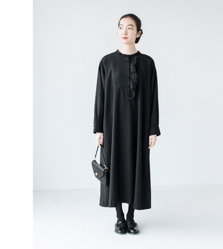 ダブルフリルワンピース（ブラック）を着用した斜め全身前コーディネート画像