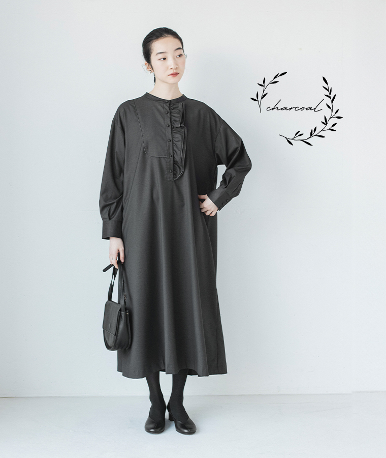 ダブルフリルワンピース（チャコール）を着用したコーディネート画像