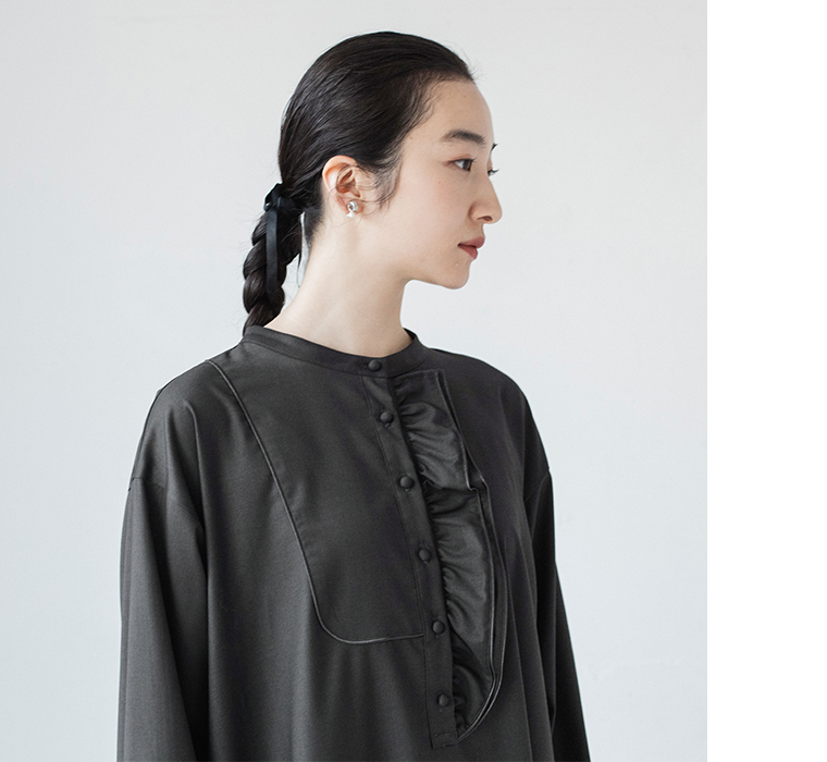 ダブルフリルワンピース（チャコール）のサイドシルエット