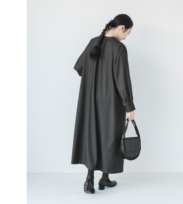 ダブルフリルワンピース（チャコール）のバックシルエット