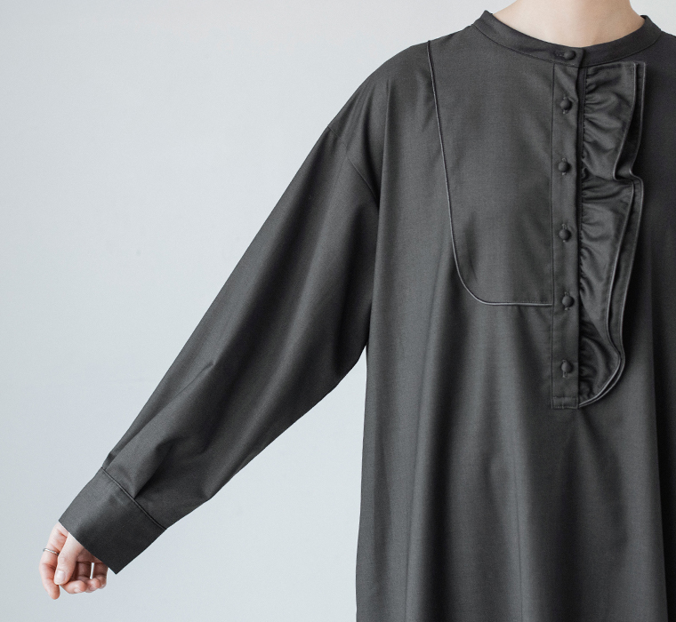 ダブルフリルワンピースのアシンメトリーフリルディテール（チャコール）