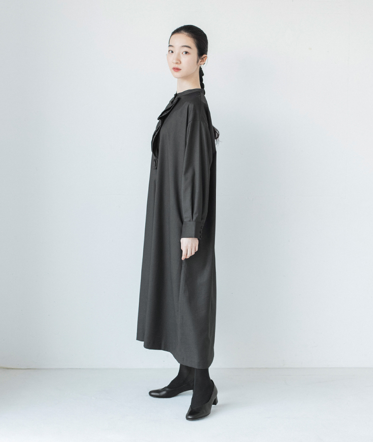 ダブルフリルワンピース（ブラック）のサイドシルエット