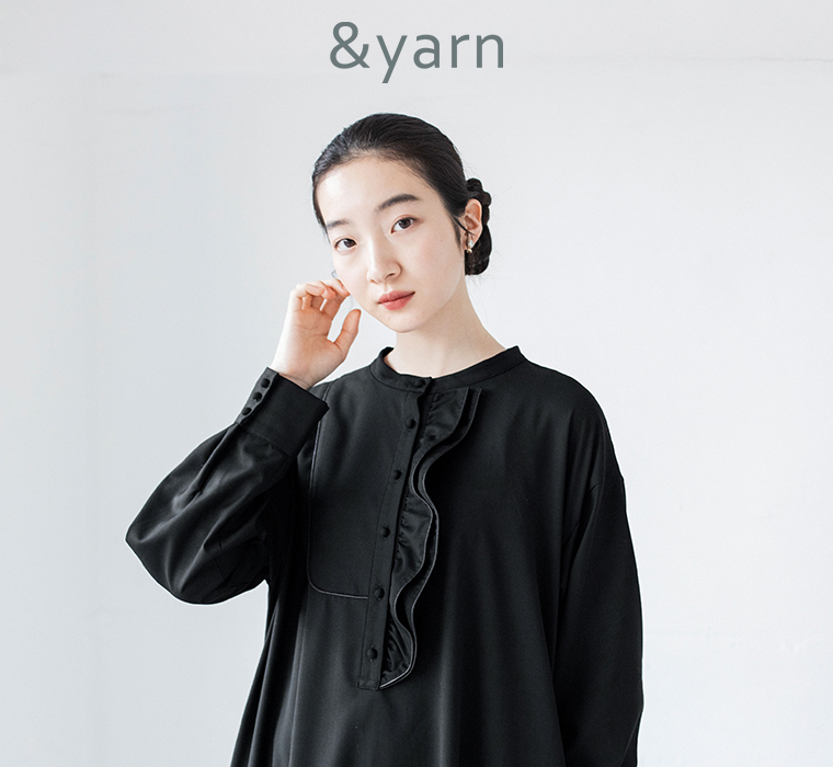 &yarnのダブルフリルワンピース（ブラック）を着用した人物の正面商品画像