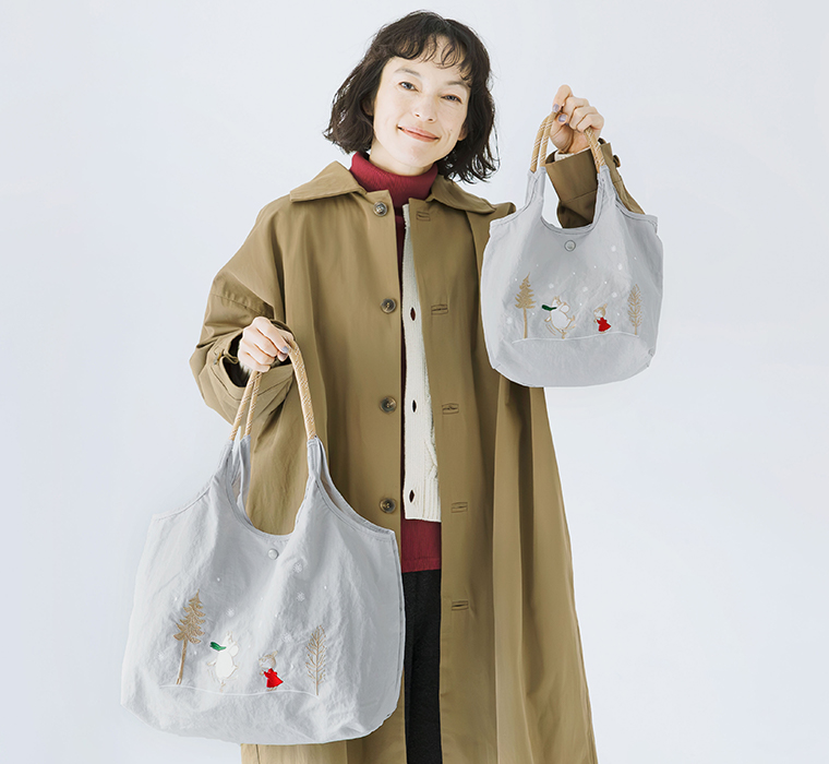 刺繍入りトートバッグを大小サイズで持ち比べたレディース冬コーディネート