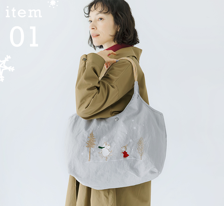 アウターの上から肩掛けできる刺繍トートバッグのレディース着用イメージ