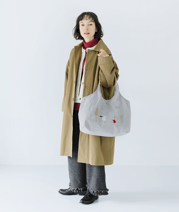 ベージュコートに刺繍トートバッグを合わせたナチュラルな冬のレディースコーディネート