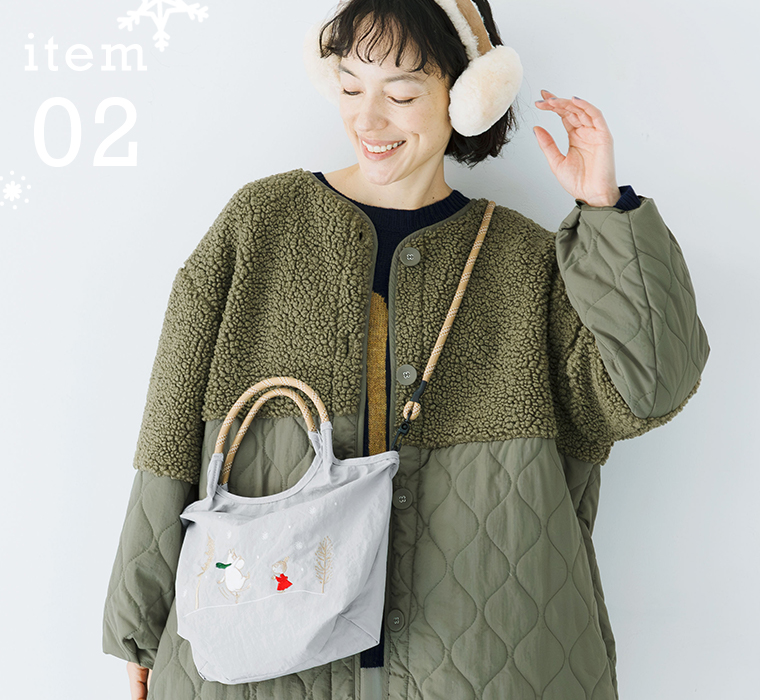 刺繍入りトートバッグを斜め掛けで持ったレディース冬コーディネート