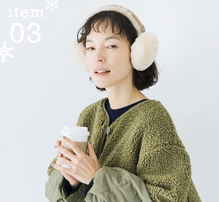 ふんわりとしたイヤーマフを着用したレディース冬小物コーディネート