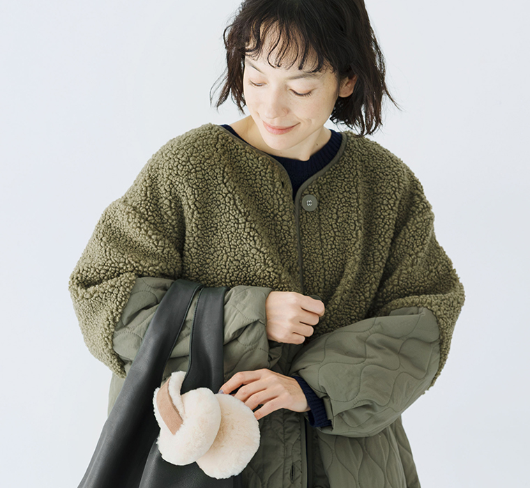 イヤーマフをバッグに掛けて持ち歩ける冬小物の使用イメージ