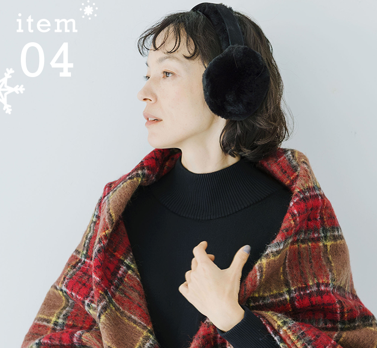 ブラックのイヤーマフを着用したレディース冬小物コーディネート