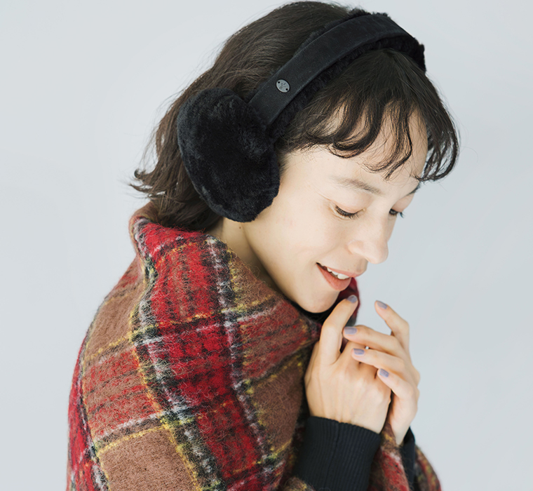 シックなブラックイヤーマフを着用した大人向け冬小物スタイリング