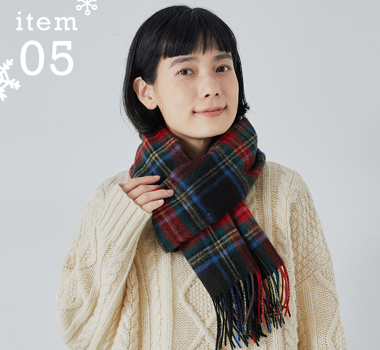 チェック柄マフラーを首元に巻いたレディース冬コーディネート