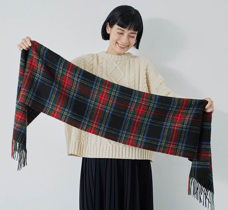 チェックマフラーのサイズ感が分かるレディース冬小物イメージ
