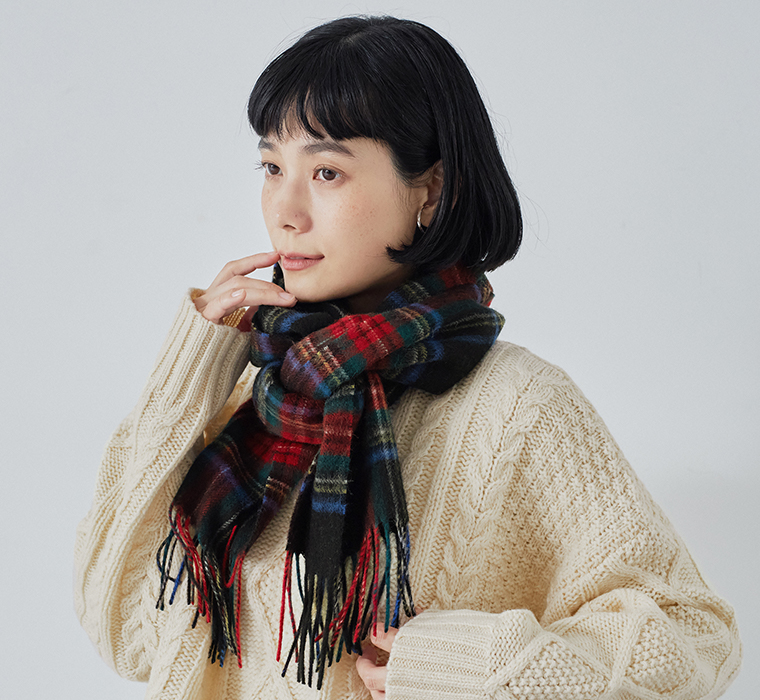 チェックマフラーをボリューム感よく巻いた冬のレディーススタイリング