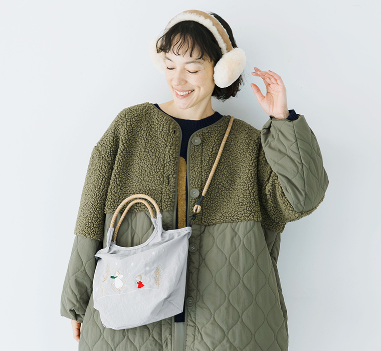 イヤーマフと刺繍トートバッグを合わせたナチュラルな冬のレディースコーディネート