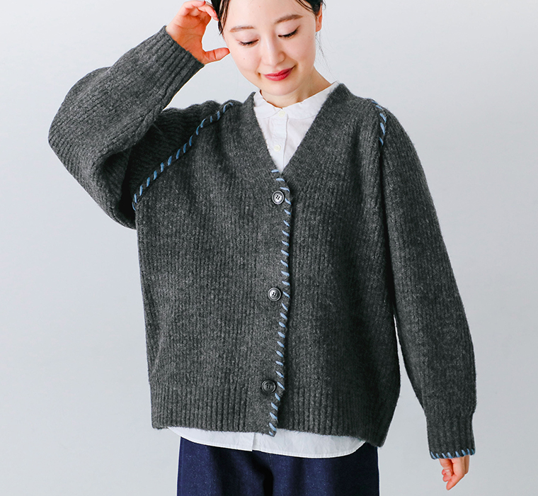 ヤクタッチステッチワークカーディガン（ミックスチャコール）を着用した上半身正面の様子