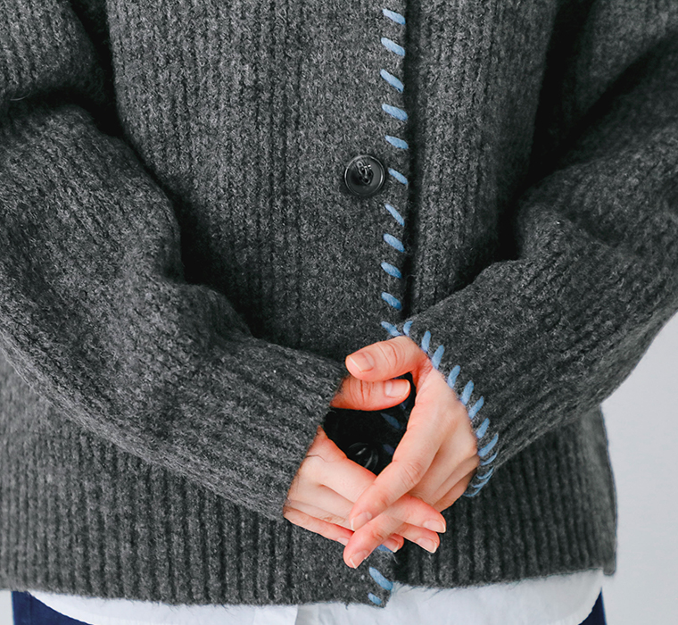 ヤクタッチステッチワークカーディガン（ミックスチャコール）の前立てと袖口のステッチディテール