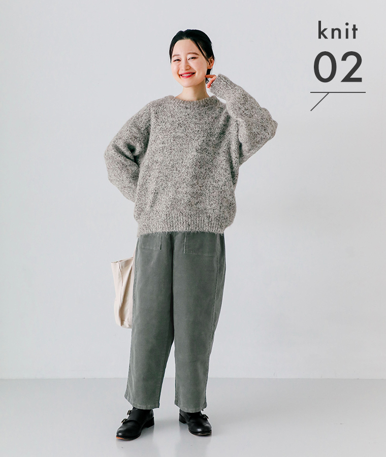 COLORKの無地ふわふわニットネップBIGプルオーバー（ベージュ系）を着用した女性の正面全身コーディネート