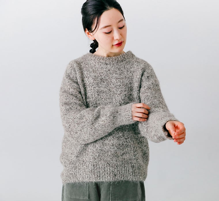 無地ふわふわニットネップBIGプルオーバー（ベージュ系）を着用した女性の上半身と袖口がわかるカット