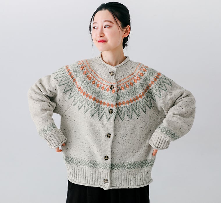 ネップペタル カーディガン（アイボリー）を着た女性の正面上半身