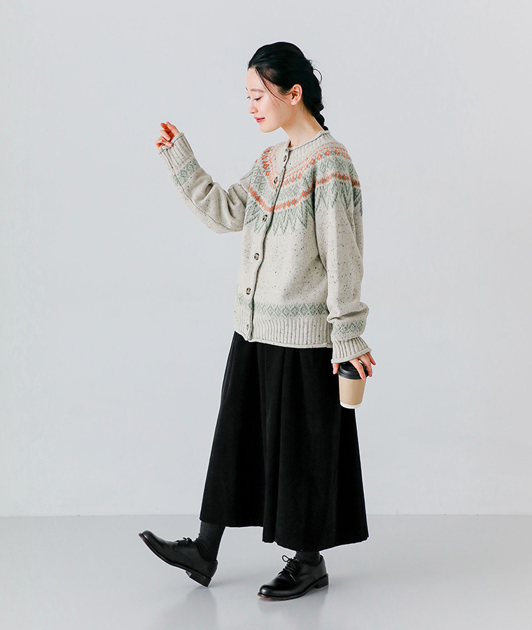 ネップペタル カーディガン（アイボリー）を着た女性の横向き全身