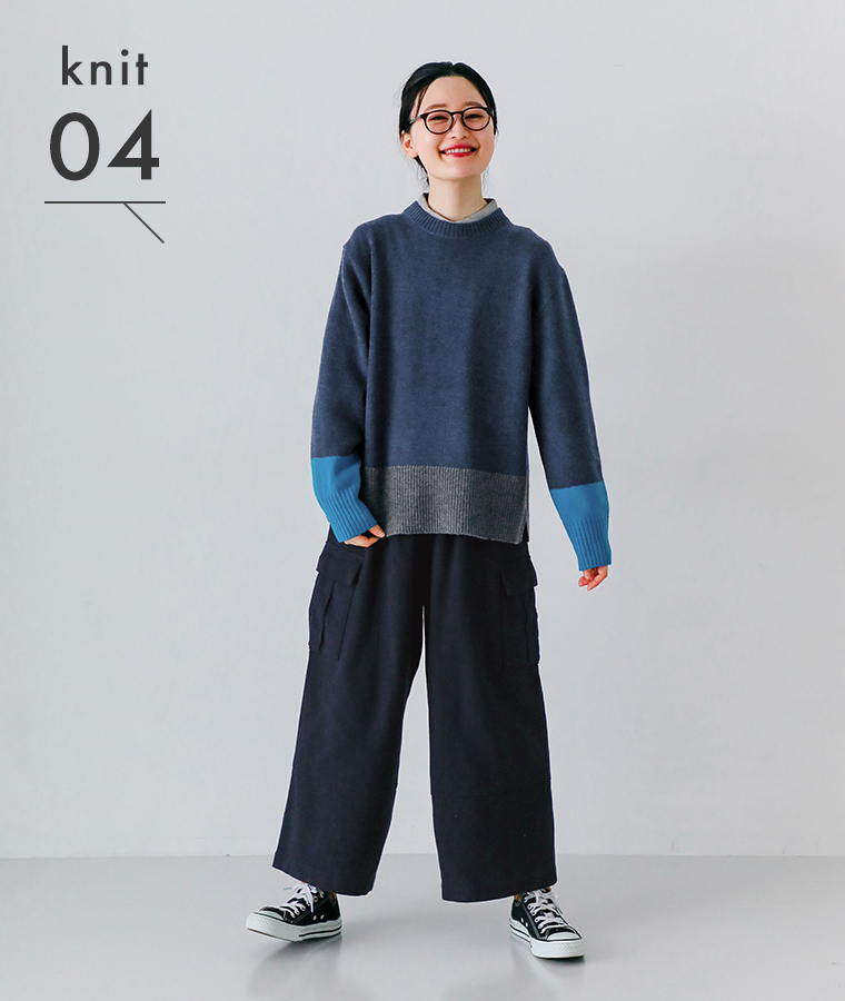 kermuのラムウール配色切替セーター ネイビーを着用したモデルの全身正面カット