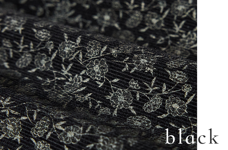 花柄プリントを施したブラックのコーデュロイ素材アップ｜温かみのある細畝生地