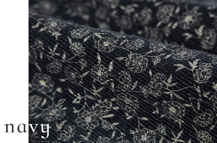 花柄プリントのネイビーコーデュロイ生地アップ｜落ち着いた色合いの細畝素材