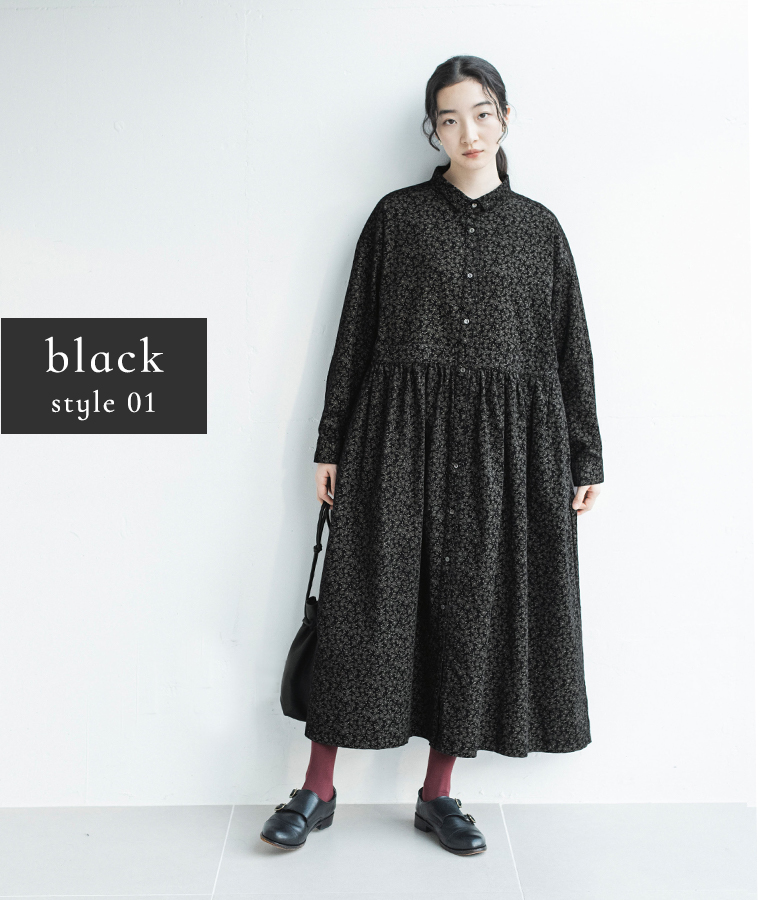花柄コーデュロイ前開きワンピースを着用したレディースコーデ｜ブラック ナチュラルスタイル