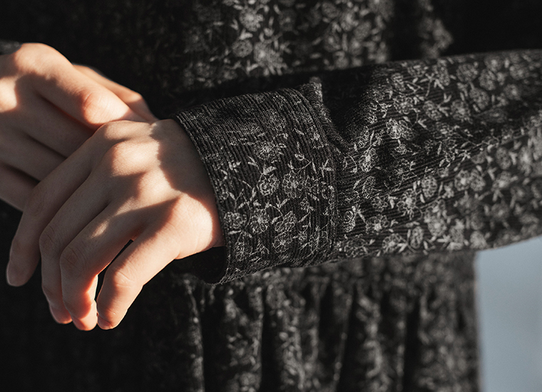 花柄コーデュロイワンピースの袖口ディテール｜長袖で秋冬に活躍するデザイン