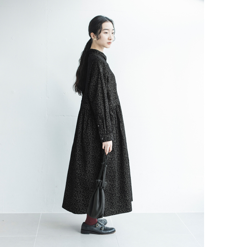 花柄コーデュロイ前開きワンピースのサイドシルエット｜ゆったりとしたナチュラルライン